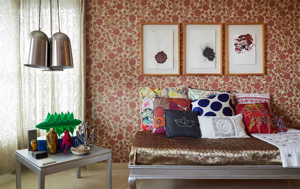 Damask wallpaper, white curtains & hanging lights - Beautiful Homes Damask wallpaper, white curtains & hanging lights - Beautiful Homes
