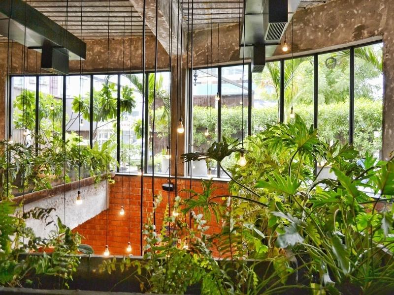 Small space indoor courtyard design with pendant lights - Beautiful Homes Small space indoor courtyard design with pendant lights - Beautiful Homes