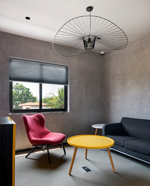 Living room design with a magenta colour chair - Beautiful Homes Living room design with a magenta colour chair - Beautiful Homes