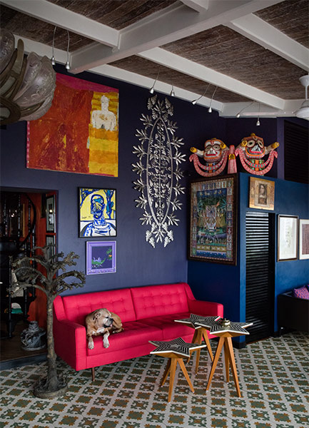 Vibrant magenta colour sofa for a boho living room - Beautiful Homes Vibrant magenta colour sofa for a boho living room - Beautiful Homes