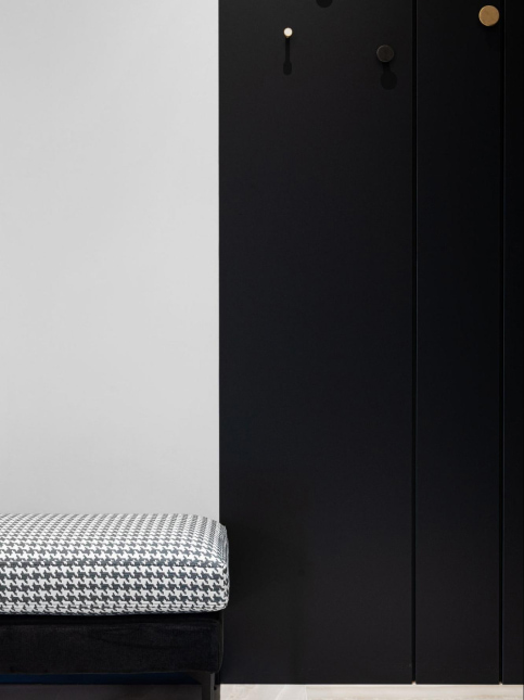 Black wardrobe design with golden handles - Beautiful Homes Black wardrobe design with golden handles - Beautiful Homes