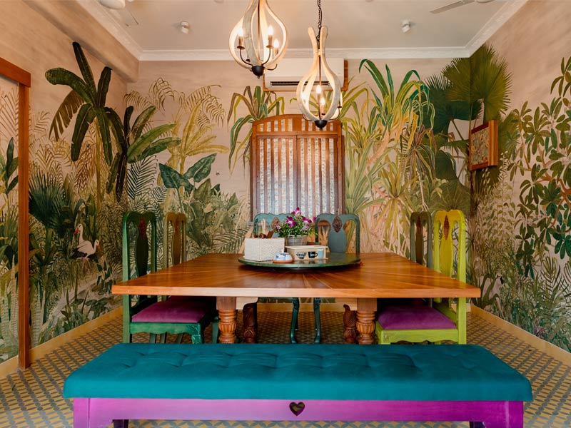 Dining room by lush green wallpaper – Beautiful Homes Dining room by lush green wallpaper – Beautiful Homes
