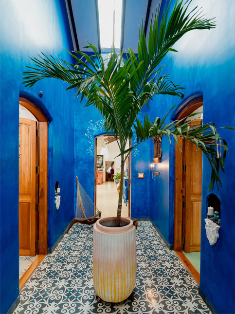 Striking indigo-blue entrance with textured walls – Beautiful Homes Striking indigo-blue entrance with textured walls – Beautiful Homes