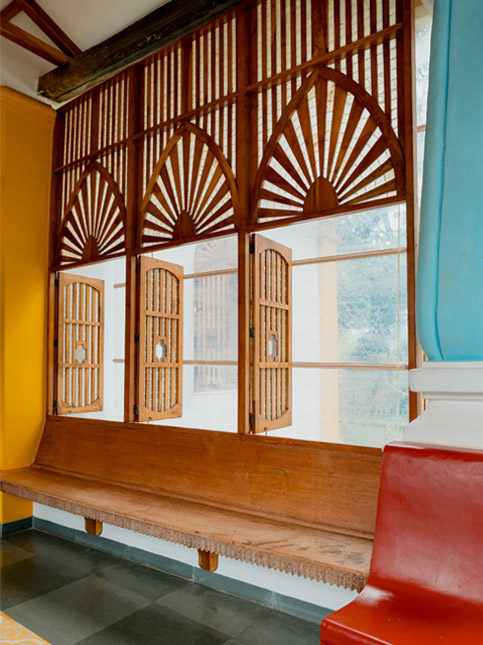 Traditional balção with its intricate wooden windows – Beautiful Homes Traditional balção with its intricate wooden windows – Beautiful Homes