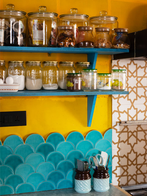 Blue backsplash tiles for a yellow kitchen - Beautiful Homes Blue backsplash tiles for a yellow kitchen - Beautiful Homes