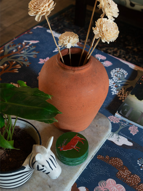 Terracotta vase with flowers - Beautiful Homes Terracotta vase with flowers - Beautiful Homes