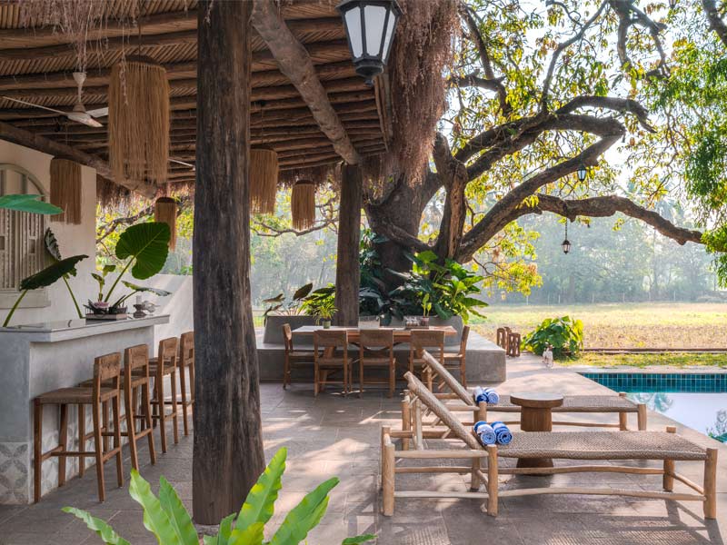 Natural wood seating by pool – Beautiful Homes Natural wood seating by pool – Beautiful Homes