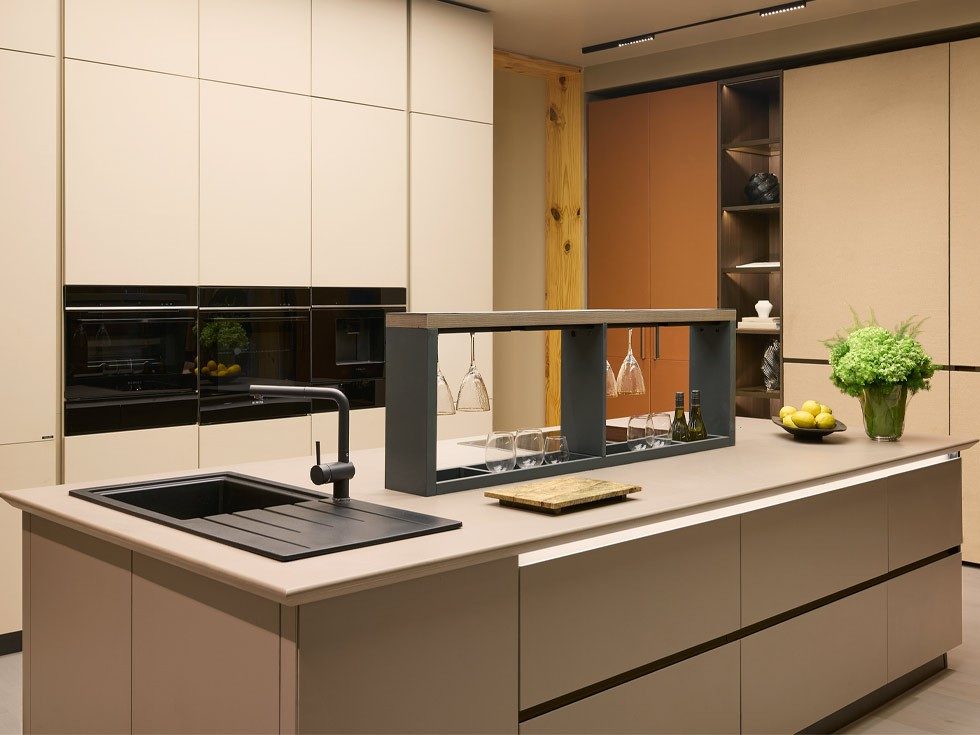 Luma Noir kitchen with extendable island countertop for seamless prep – Beautiful Homes Luma Noir kitchen with extendable island countertop for seamless prep – Beautiful Homes