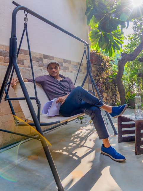 Manu Joseph in a sunlit outdoor corner doing rope climbing near his writing space – Beautiful Homes Manu Joseph in a sunlit outdoor corner doing rope climbing near his writing space – Beautiful Homes