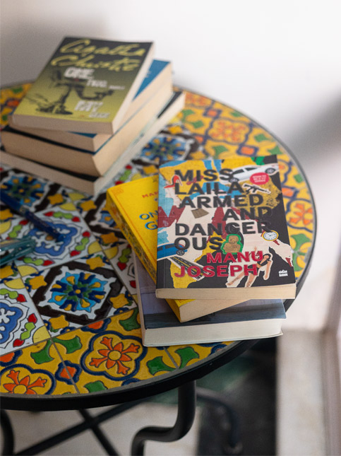 Close-up view of Manu Joseph’s writer’s shelf with books and notes – Beautiful Homes Close-up view of Manu Joseph’s writer’s shelf with books and notes – Beautiful Homes