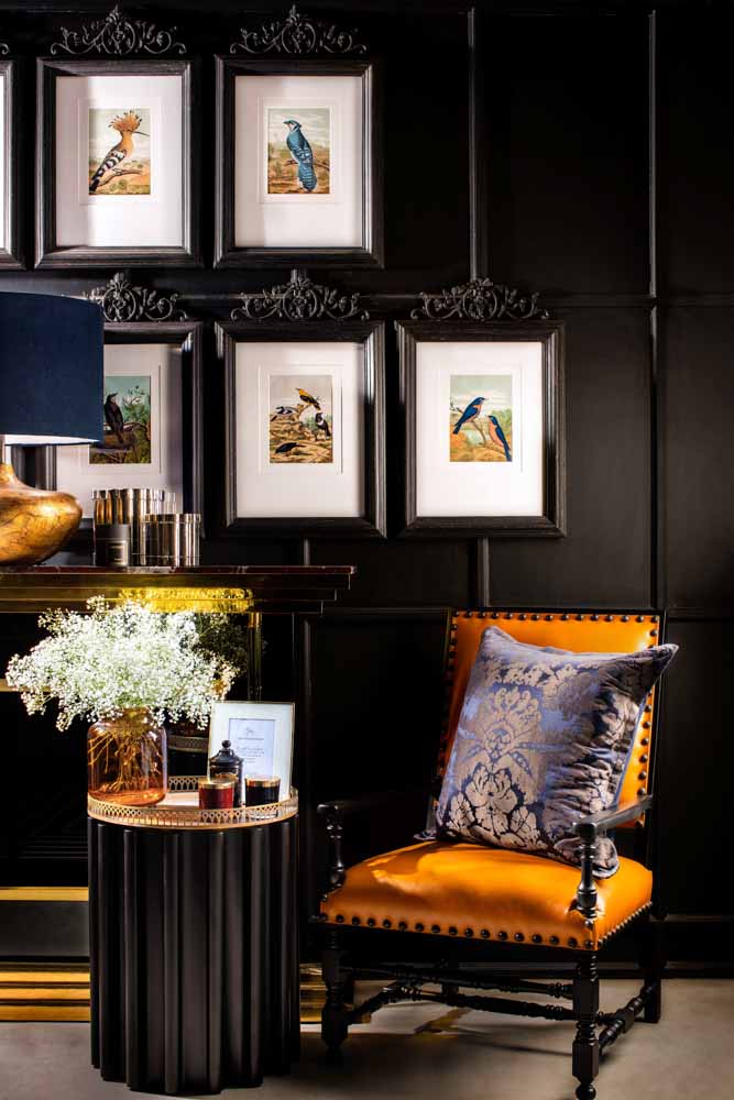 Dark wall colours in room for winter home décor - Beautiful Homes Dark wall colour palette in room for winter home décor - Beautiful Homes