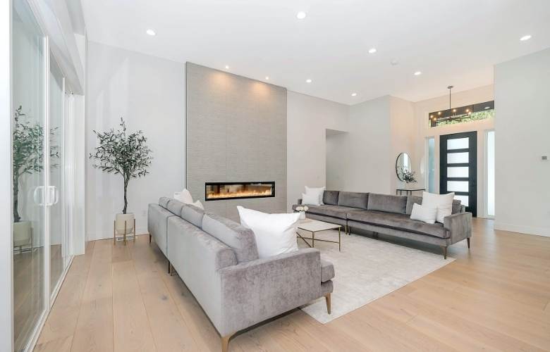 Artificial light in drawing room with wooden floorboard - Beautiful Homes Artificial light in drawing room with wooden floorboard - Beautiful Homes