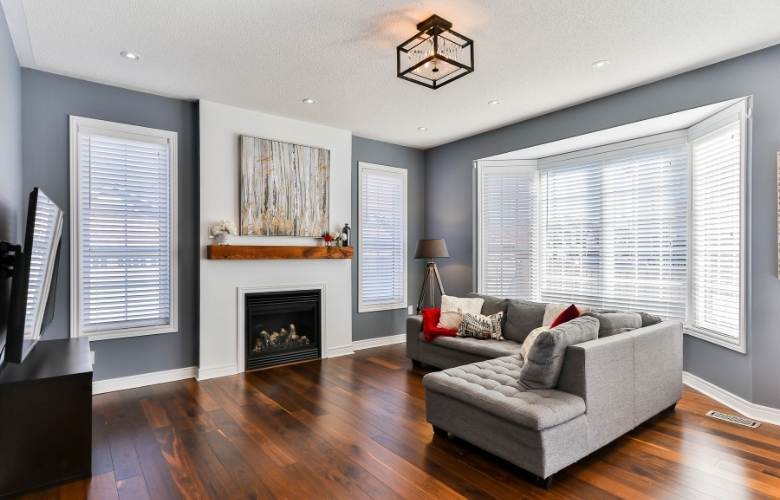 Natural daylight in TV room with wood blinds - Beautiful Homes Natural daylight in TV rooaNatural daylight in TV room with wood blinds - Beautiful Homesm with wood blinds - Beautiful Homes