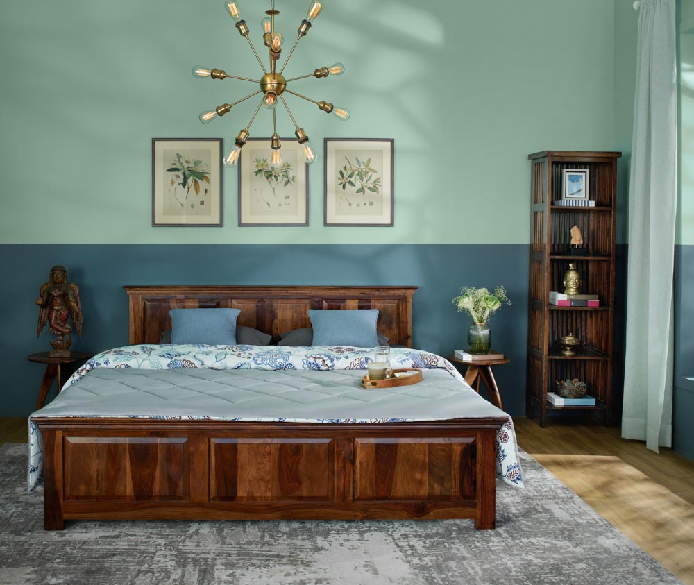 Modern chandelier in bedroom with wooden furniture - Beautiful Homes Modern chandelier in bedroom with wooden furniture & rustic rug - Beautiful Homes