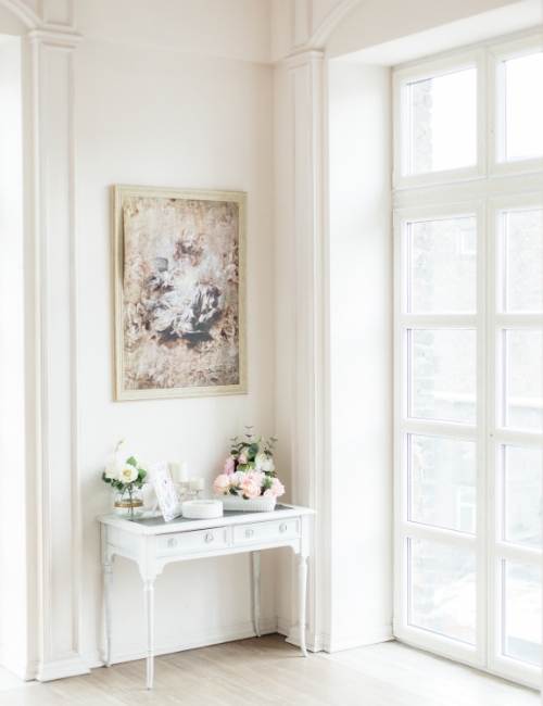 White console unit with indoor plants & décor items - Beautiful Homes White console unit with indoor plants & décor items - Beautiful Homes