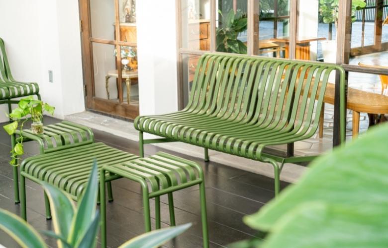 Use a unique bench in the balcony - Beautiful Homes Use a sitting bench in the balcony - Beautiful Homes