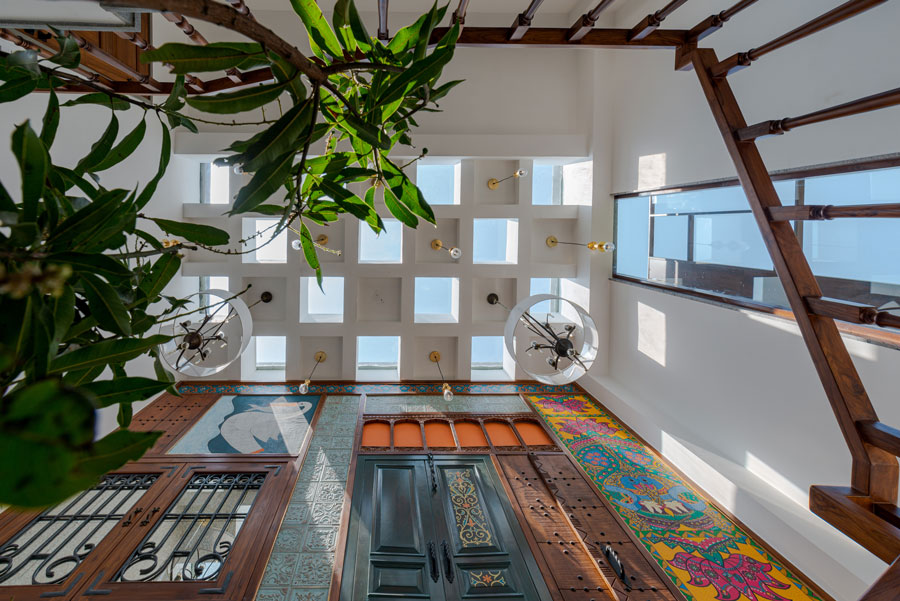 A room with a skylight with natural light coming through it - Beautiful Homes A room with a skylight with natural light coming through it - Beautiful Homes