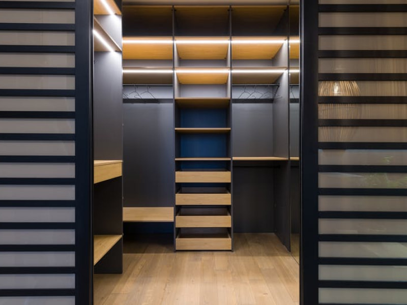 Black walk-in closet with LED strips - Beautiful Homes Black walk-in closet with LED strips - Beautiful Homes