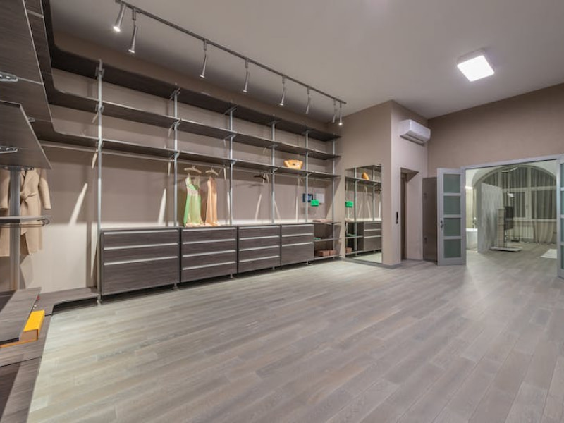 Walk-in closet dimensions with spotlights - Beautiful Homes Walk-in closet dimensions with spotlights - Beautiful Homes