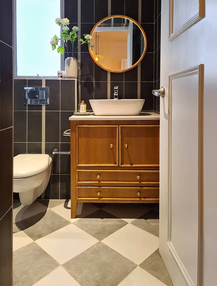 Wash basin vanity ideas with black ceramic tiles - Beautiful Homes