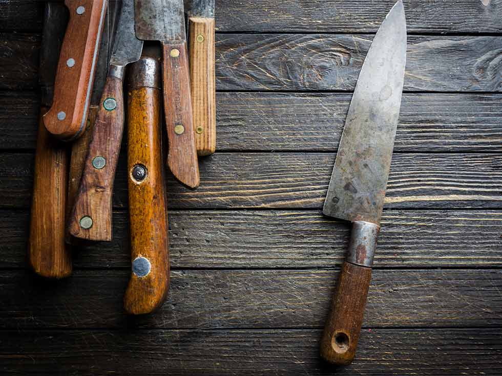 Handmade knives use high-carbon steel