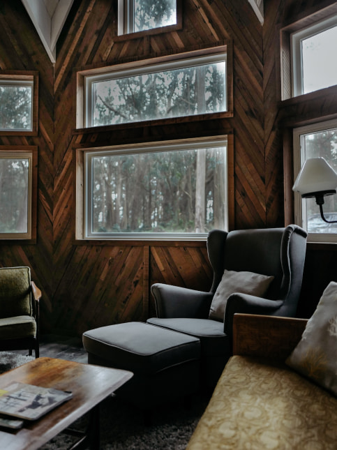 Mid century bay windows with wooden frames - Beautiful Homes