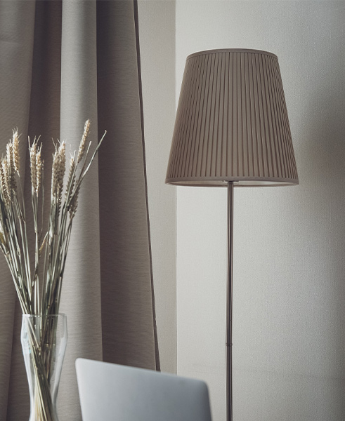 Horizontal lampshades for living room corners - Beautiful Homes