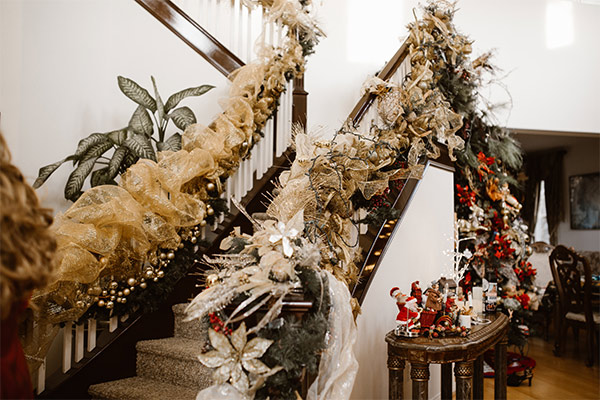 Christmas decoration ideas for stair design - Beautiful Homes