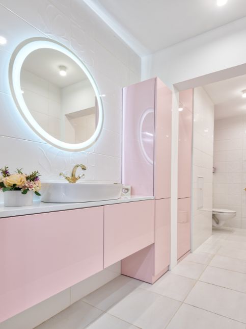 https://static.asianpaints.com/content/dam/asianpaintsbeautifulhomes/202212/brilliant-bathroom-lighting-ideas/latest-led-bathroom-mirror-ideas.jpg