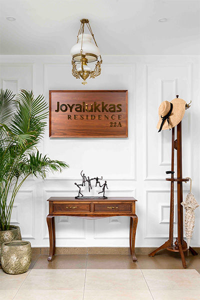 Queen anne console entrance lobby for home - Beautiful Homes