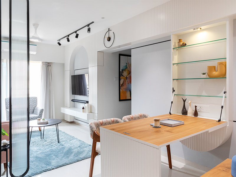 Adjustable dining table