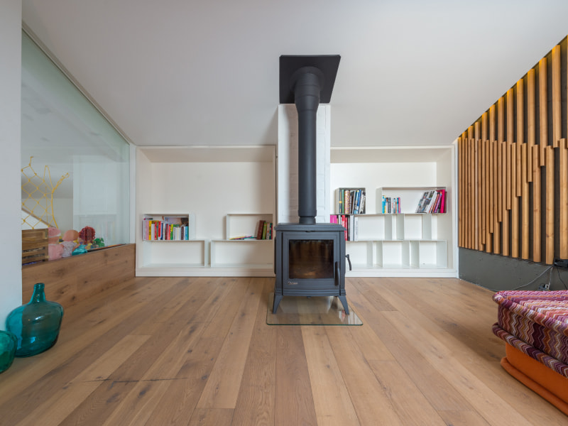 Cosy wall mounted shelf design for your living room design - Beautiful Homes