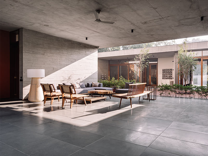 Large foyer design with seating arrangement – Beautiful Homes