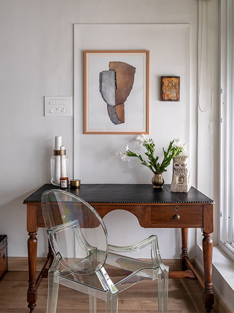 White interior walls for displaying aesthetic art at home - Beautiful Homes