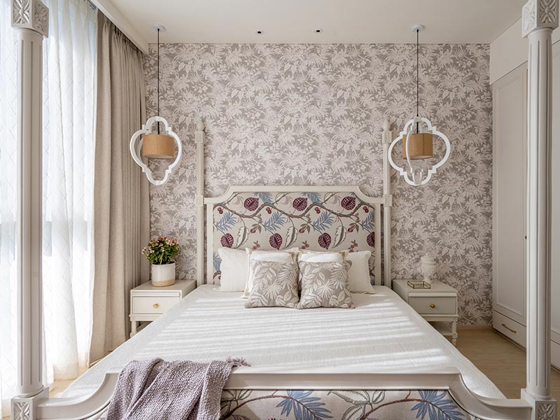 Wooden four-poster bed in guest room – Beautiful Homes