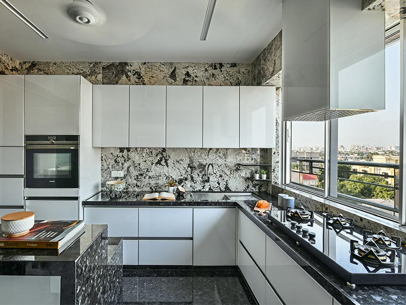 https://static.asianpaints.com/content/dam/asianpaintsbeautifulhomes/202306/discover-the-latest-kitchen-floor-tile-colour-trends/vibrant-kitchen-wall-tile-colour.jpg