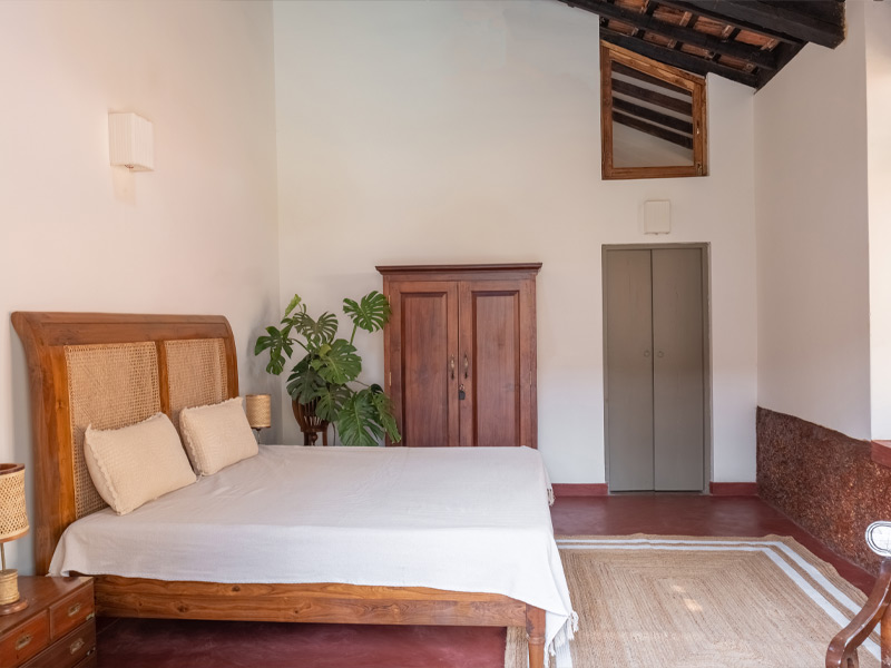 Minimalist bedroom décor with cane headboard – Beautiful Homes