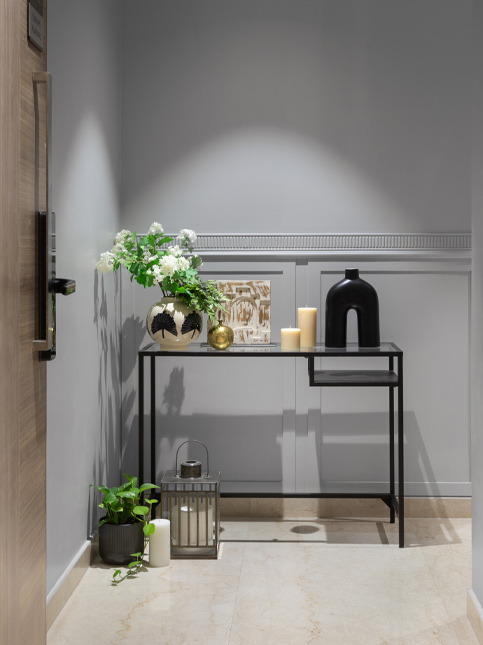 Décor pieces on console design - Beautiful Homes