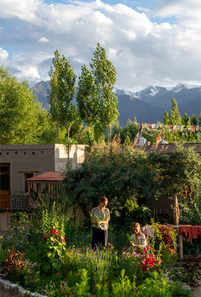 Simple garden design with flowers for your space - Beautiful Homes