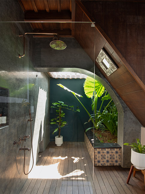 Pretty Partially Open Roof Bathroom - Beautiful Homes
