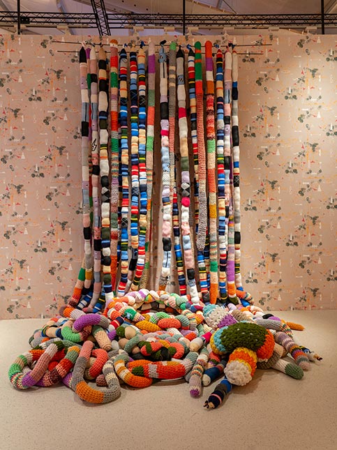 Floral backdrop with texture strands - Beautiful Homes