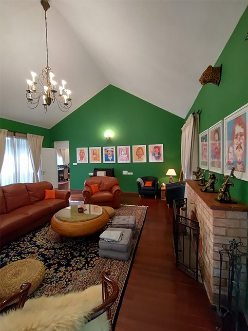 Family room at Hideaway in Lovedale – Beautiful Homes