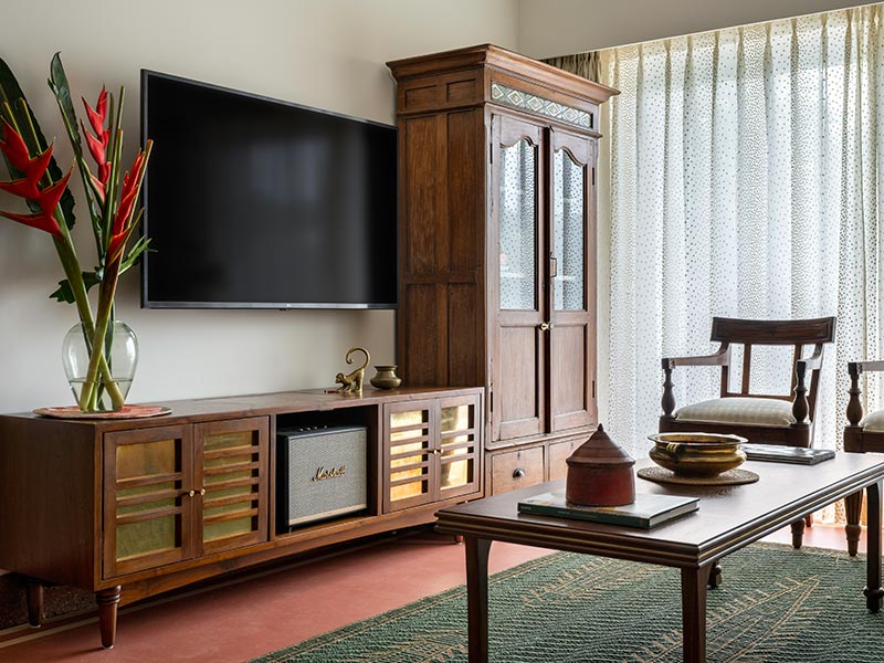 Living room with vintage rug – Beautiful Homes