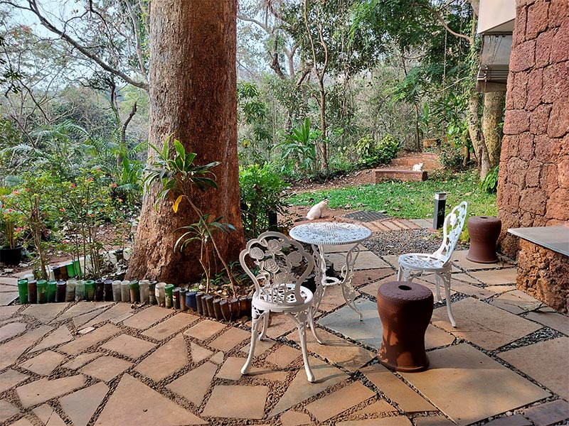 White chairs to enhance your exteriors – Beautiful Homes