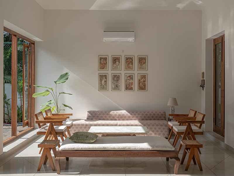 Minimal white wall design with brown furniture – Beautiful Homes