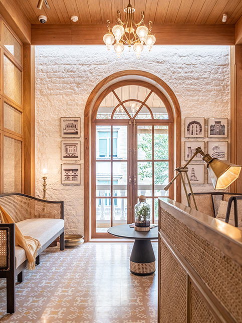 Decorative Light Fixtures Like Chandeliers and Lamps - Beautiful Homes