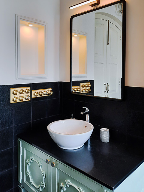 Aesthetic wash basin with mirror design – Beautiful Homes