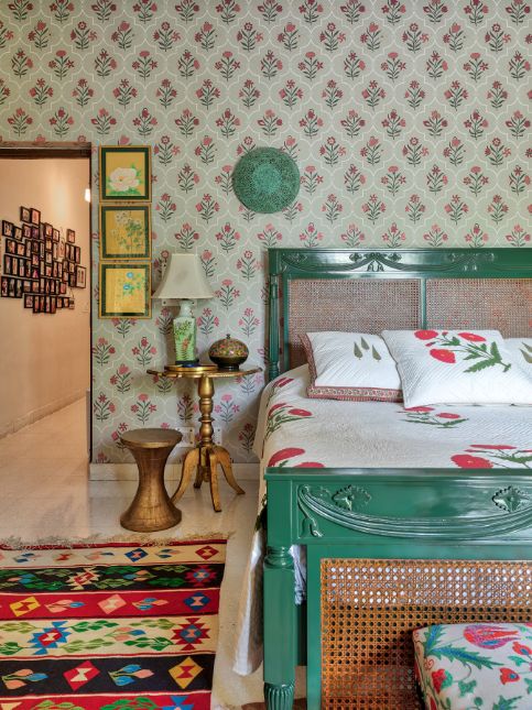 Green Floral Wallpaper In Bedroom - Beautiful Homes