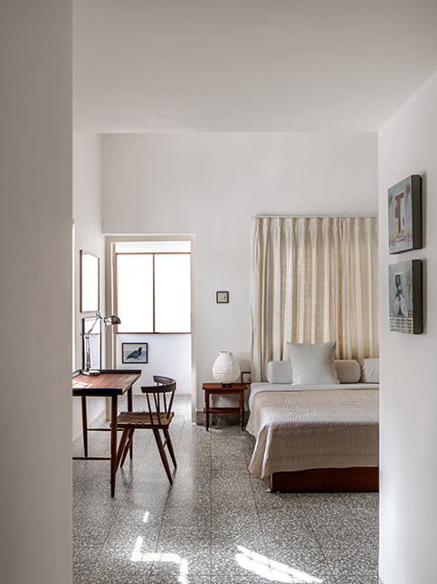 Dark Brown Wooden Study Table in Bedroom - Beautiful Homes
