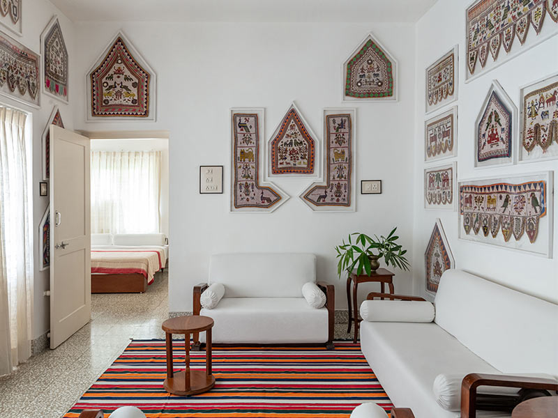 Brown Wall Décor in Living Room - Beautiful Homes